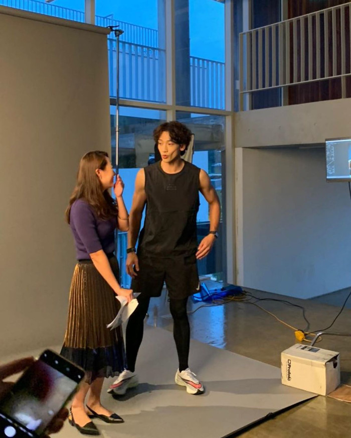 Ông xã Kim Tae Hee tại hậu trường một buổi chụp ảnh quảng cáo gần đây