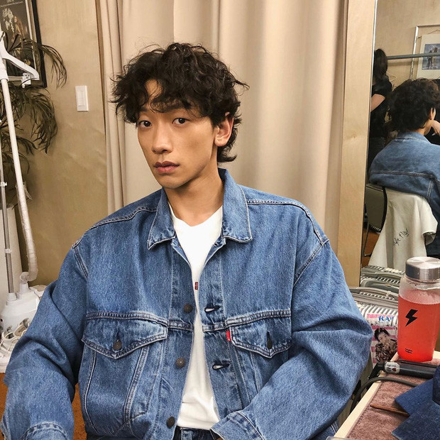 Nhìn những hình ảnh do Bi Rain đăng tải, người hâm mộ và cư dân mạng đều nhận xét rằng mặt của anh trông như không còn miếng thịt nào, rất thiếu sức sống và mệt mỏi