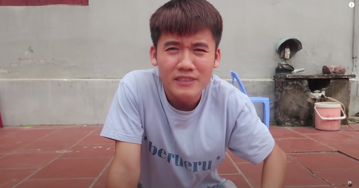 Hưng Vlog trong video mới nhất của mình sau những lùm xùm. Ảnh chụp màn hình