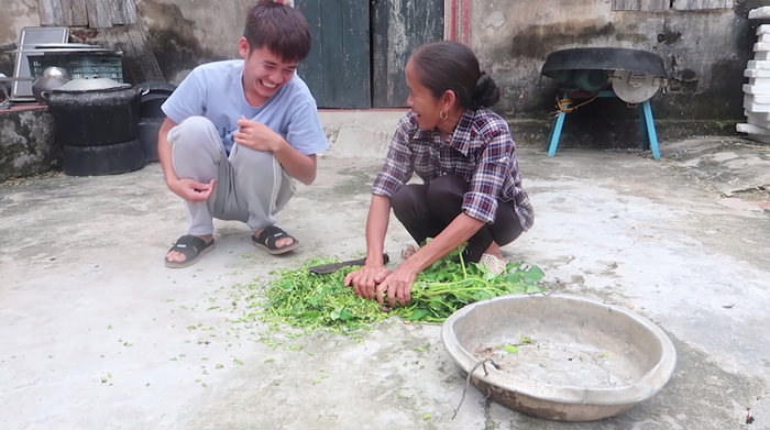 Hưng Vlog chia sẻ với Bà Tân Vlog về kế hoạch đi nước ngoài. Ảnh chụp màn hình