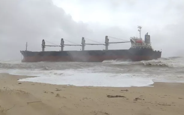 Tàu hàng 26.000 tấn bị đứt dây neo, trôi dạt vào vùng biển Quảng Bình Ảnh 2