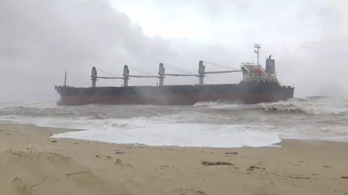 Tàu VTB Star bị mắc cạn tại bờ biển Quảng Thọ. Ảnh: Báo Người Lao Động