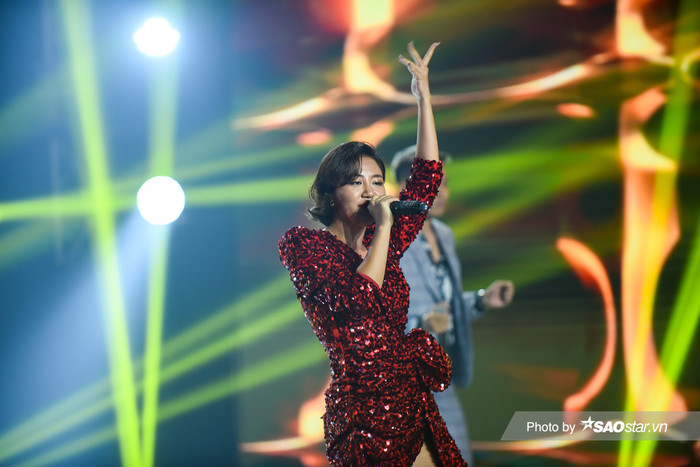Nữ ca sĩ sinh năm 1994 ngày càng xinh đẹp và nổi bật trên sân khấu 