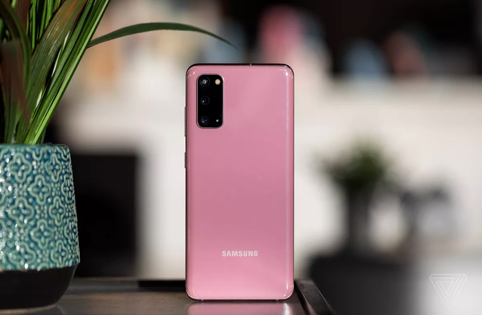 Việc ra mắt sớm ngay vào tháng 2 có thể khiến Galaxy S21 thành smartphone cao cấp Android “xông đất” năm 2021. Ảnh: The Verge