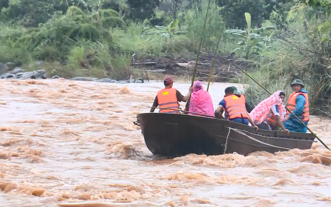 Cùng con chèo thuyền đi trao quà cứu trợ cho dân vùng lũ, cụ ông 80 tuổi mất tích Ảnh 2