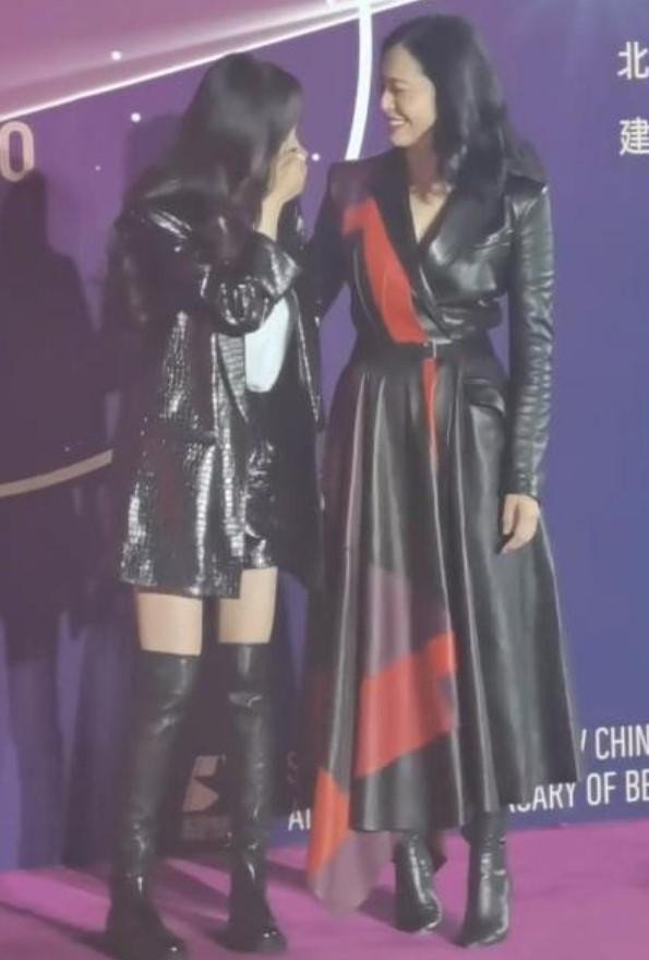 Sau bao tin đồn bất hòa, Dương Mịch và Diêu Thần lại tỏ ra thân thiết, tay trong tay trên thảm đỏ Ảnh 8