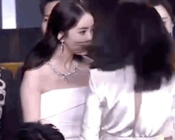 Sau bao tin đồn bất hòa, Dương Mịch và Diêu Thần lại tỏ ra thân thiết, tay trong tay trên thảm đỏ Ảnh 9