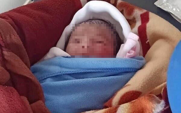 Đã xác định được mẹ ruột bỏ rơi con sơ sinh ngoài ruộng khoai trong nắng 40 độ C, cháu bé nhiễm khuẩn nặng đã qua đời Ảnh 2