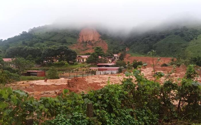 Clip: Xót xa hiện trường vụ sạt lở ở sư đoàn 337, cả một vùng bị đất đá san phẳng Ảnh 2