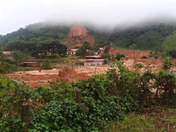 1/4 quả đồi bị sạt xuống, vùi lấp khu nhà Tham mưu của sư đoàn 337.