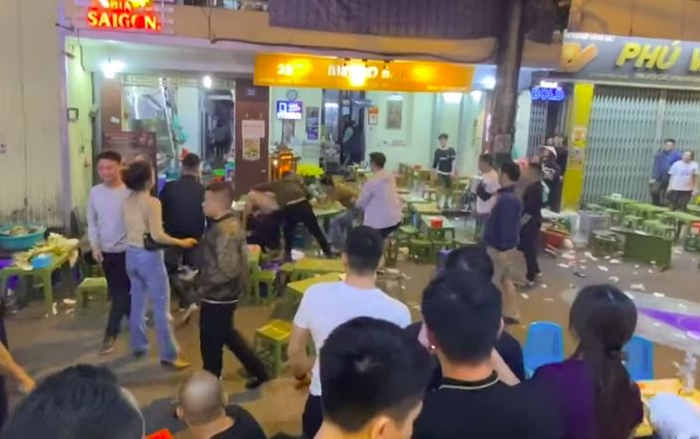 Clip: Hỗn chiến trên phố đi bộ Hà Nội, nhóm nam thanh niên dùng ghế nhựa, chai bia lao vào đánh nhau Ảnh 2