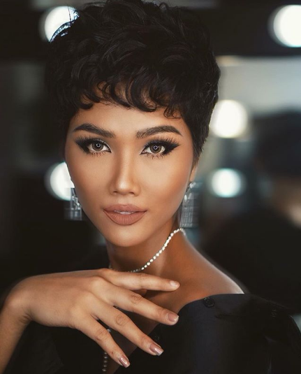 Ngoại hình lệch chuẩn của top 5 Miss Universe vốn là đề tài được mang ra bình luận sôi nổi một thời gian dài. Nhất là thời điểm cô mới đăng quang Hoa hậu Hoàn vũ VN 2017.