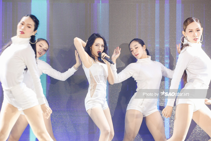 Bảo Anh biến đổi phong cách ngay trên sân khấu.