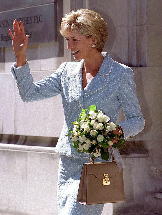 Công nương Meghan diện set đồ trị giá lên tới gần 9 tỷ đồng Ảnh 4