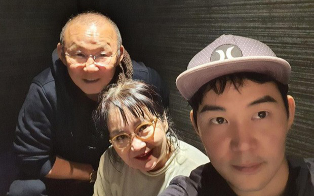 Vợ HLV Park Hang Seo đi tập thể dục cùng con trai Ảnh 2