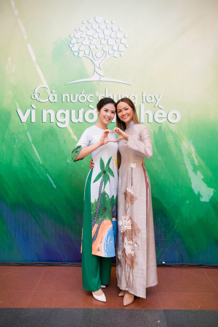 H'Hen Niê đọ sắc với đàn chị Ngọc Hân - cựu Hoa hậu Việt Nam 2010.