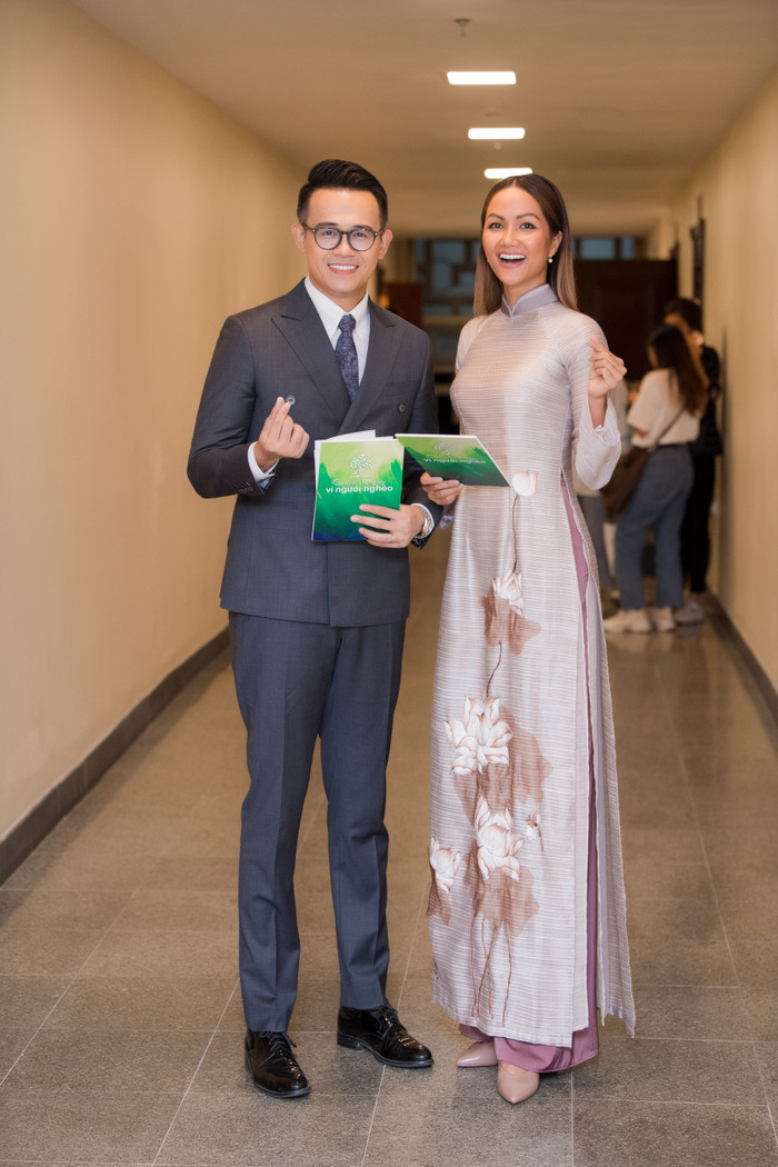 MC Đức Bảo và Hoa hậu H’Hen Niê sánh đôi sau hậu trường. 