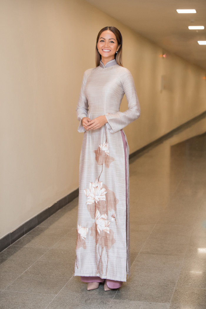 Những chi tiết cách điệu ở cổ áo, tay áo… giúp tà áo dài truyền thống trông trẻ trung và hiện đại hơn.