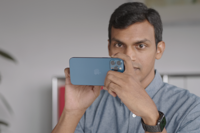 Apple cũng khuyến nghị người dùng sử dụng cục sạc và tai nghe mà mình đang có hoặc mua những phụ kiện này thêm bên ngoài. (Ảnh: Apple)