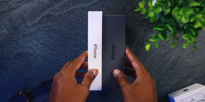 So với hộp đựng cũ của iPhone 8, rõ ràng hộp mới của iPhone 11 mỏng hơn và gọn rất hơn nhiều. (Ảnh: Rjey)