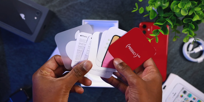 Trong khi quá trình đập hộp, nhiều người đã phát hiện Apple không chỉ cắt giảm tai nghe EarPods, củ sạc trong hộp đựng kiểu mới, mà hãng còn cắt giảm luôn 1 stickers hình quả táo logo thương hiệu. (Ảnh: Rjey)