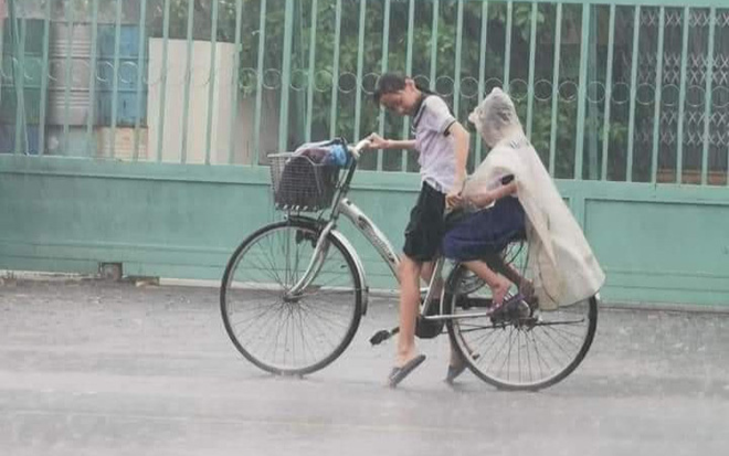 Cô chị tâm lý nhất mùa mưa lũ năm nay: Nhường hết áo mưa cho em trai, còn làm hành động bất ngờ thu về 'bão like' từ cư dân mạng Ảnh 2