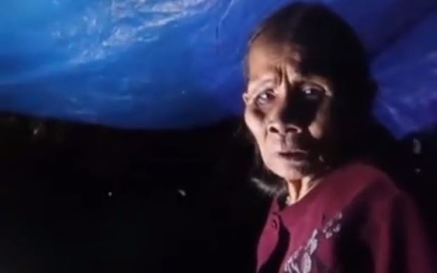 Xót xa cảnh mẹ già nằm trốn lũ cạnh mộ chồng suốt 5 ngày: 'Dưới hắn ngập hết không có chỗ ngồi' Ảnh 2