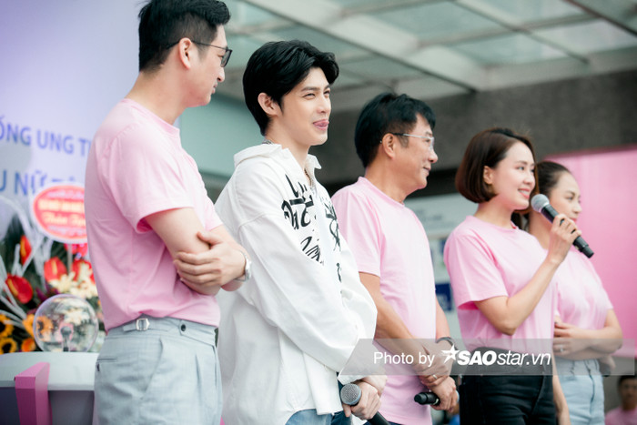 Các nghệ sĩ khách mời chia sẻ những câu chuyện ý nghĩa trên sân khấu sự kiện.