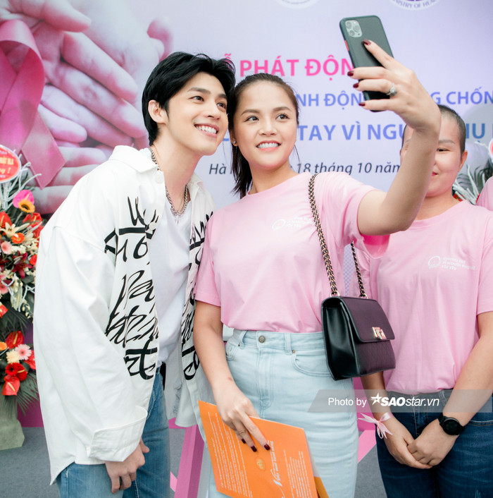 Noo Phước Thịnh nhi nhố chụp hình selfie cùng Thu Quỳnh tại sự kiện.