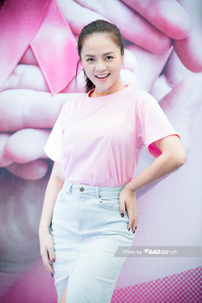 Thu Quỳnh diện áo phông, chân váy bò đơn giản với sắc hồng đồng phục của sự kiện.