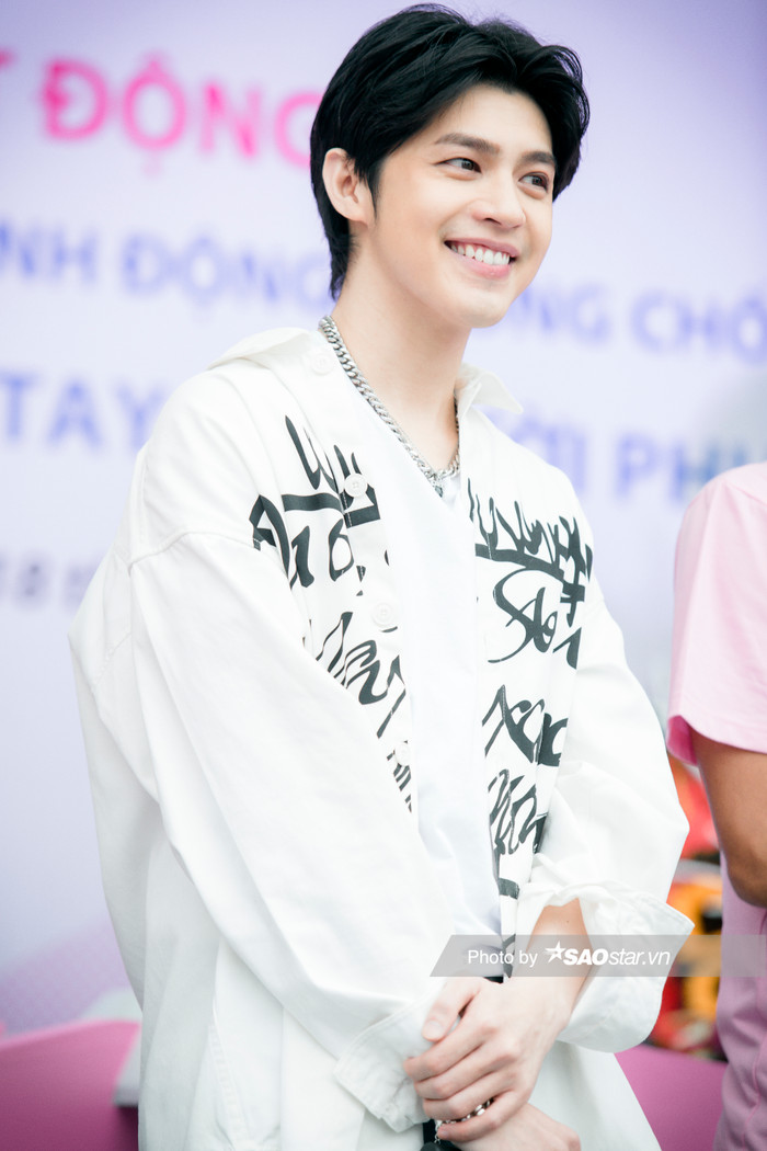 Anh chàng diện trang phục đơn giản, kết hợp với mái tóc đen làm tăng thêm phần phóng khoáng, trẻ trung.