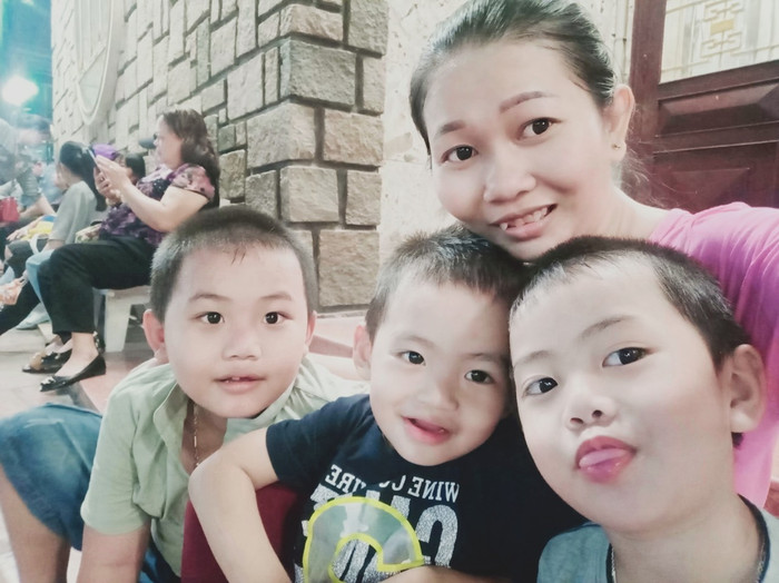 Nữ tài xế Huỳnh Ngọc Đan Thanh và ba nhóc tì