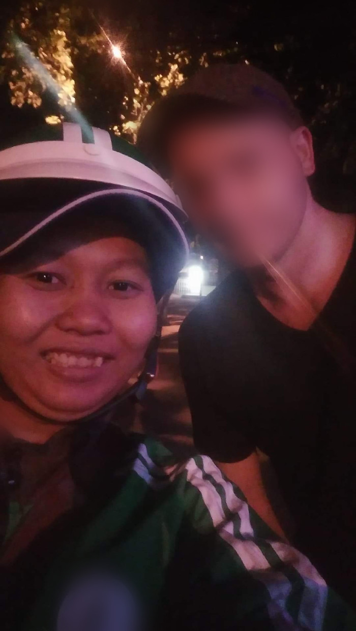 Có những vị khách nước ngoài đã chụp hình cùng chị