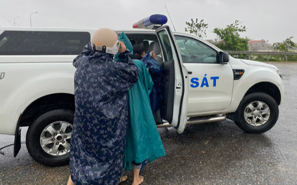 Công an Quảng Bình dùng bè vượt lũ đưa 3 sản phụ chuyển dạ đến bệnh viện sinh con Ảnh 2