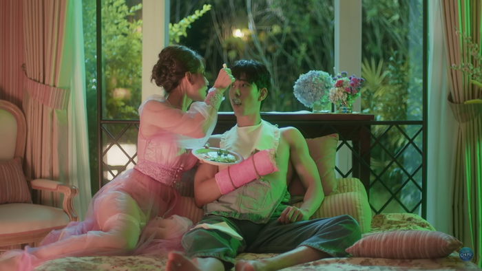 Và chi tiết này từng xuất hiện trong MV của Chi Pu.