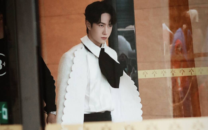 Dưới ống kính sắc nét của Kim Ưng, Vương Nhất Bác có gặp tình trạng không xinh xắn như Tống Uy Long? Ảnh 2