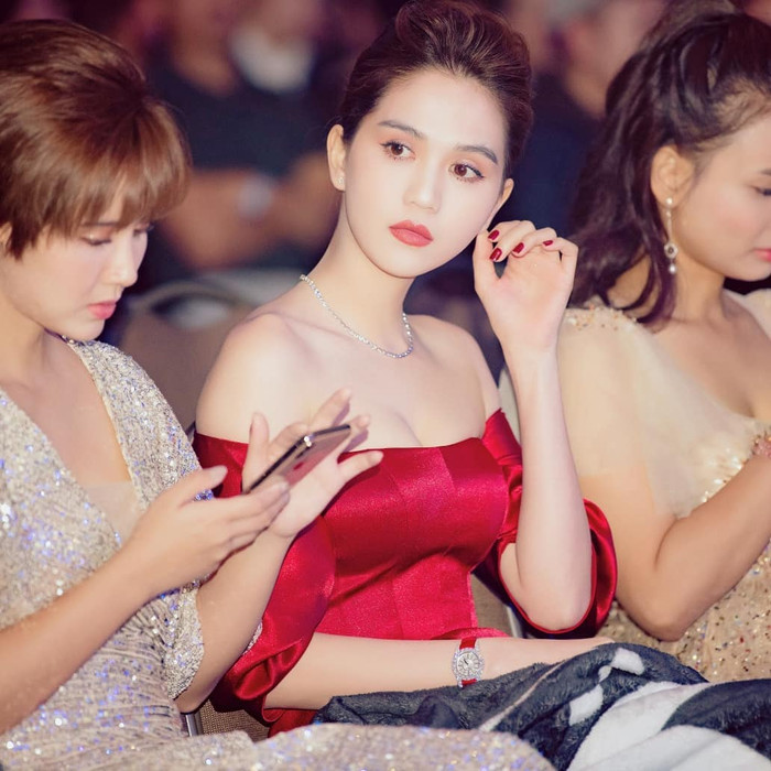 Kiểu đồ này tôn được làn da trắng sứ, dáng vóc nuột nà, mỹ miều.&nbsp;