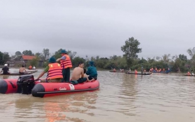 Mang quà cứu hộ cho bà con vùng lũ, cụ ông bị lật thuyền tử vong Ảnh 2