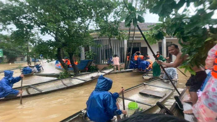 Mang quà cứu hộ cho bà con vùng lũ, cụ ông bị lật thuyền tử vong Ảnh 2