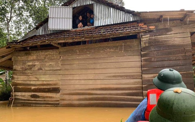 Mưa lớn không dứt, người dân phải trốn lũ trên mái nhà Ảnh 2