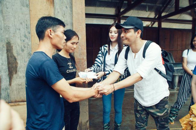 Hình ảnh giúp đỡ bà con mùa lũ của MC Phan Anh trước đây