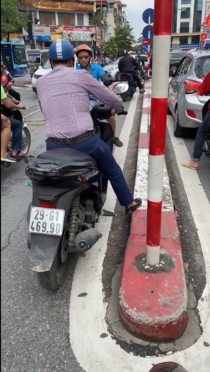 Mặc cho đối phương liên tục nhắc nhở, thế nhưng người đi xe SH này vẫn quả quyết không chịu nhường đường. Ảnh cắt từ clip