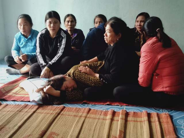 Người vợ ngất lên ngất xuống khi chưa rõ tin tức chồng