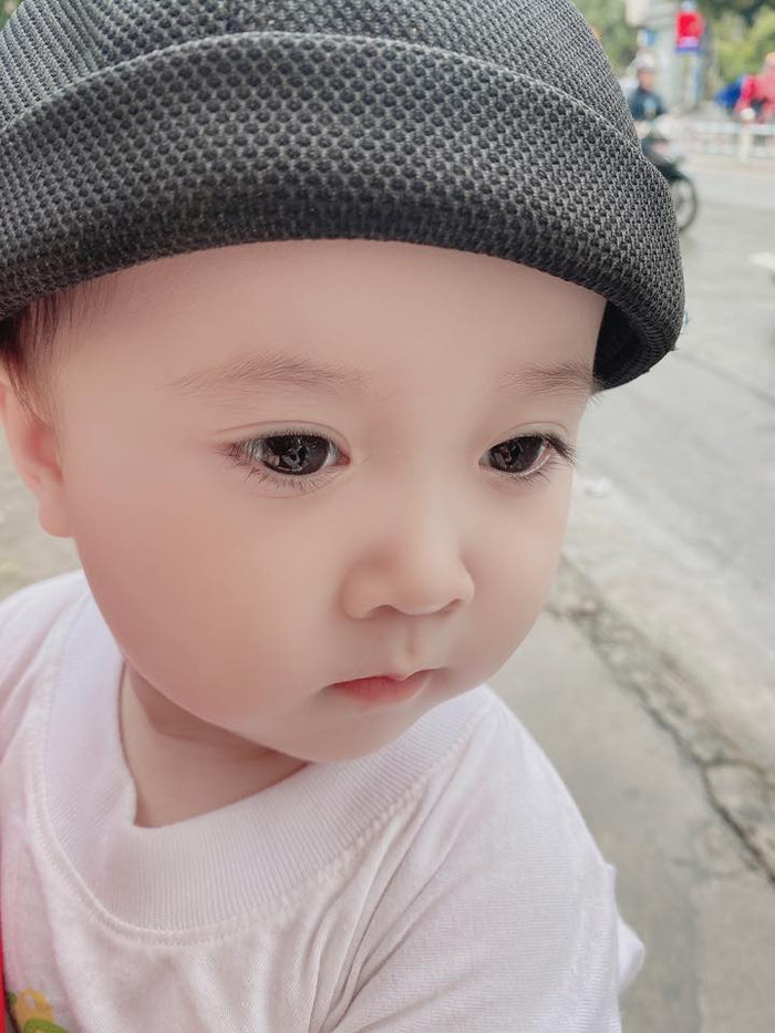 Cận cảnh gương mặt búng ra sữa của nhóc tì