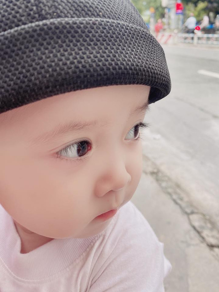 Mới hơn 1 tuổi, cháu trai Nhã Phương ra dáng hotboy 'đốn tim' dân mạng Ảnh 6