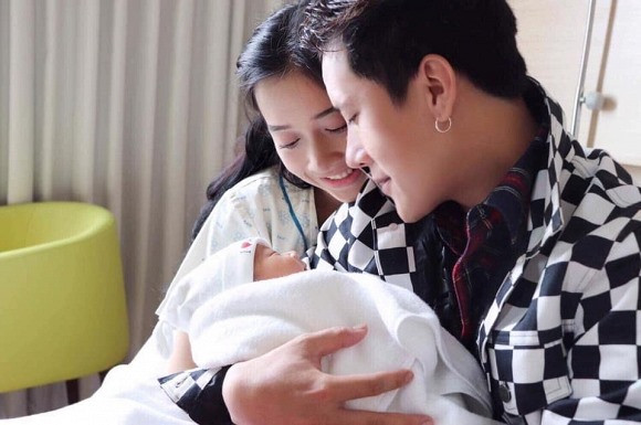 Mới hơn 1 tuổi, cháu trai Nhã Phương ra dáng hotboy 'đốn tim' dân mạng Ảnh 9