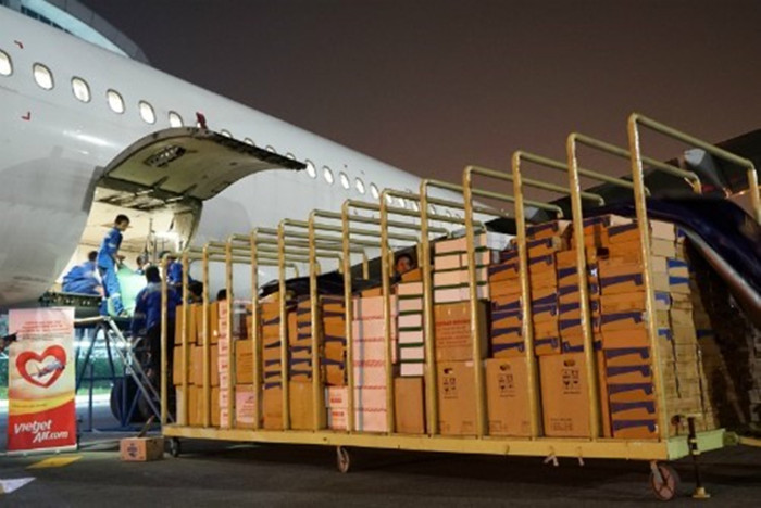 Các hãng hàng không nhận vận chuyển miễn phí cứu trợ các tỉnh miền Trung qua cơn lũ dữ Ảnh 4