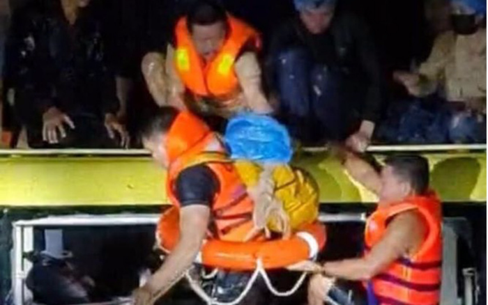 Nghẹt thở giải cứu 20 người trên xe khách bị lũ cuốn trong đêm ở Quảng Bình Ảnh 2