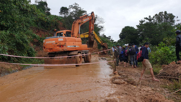 Điểm sạt lở cách xã Hướng Việt vài kilomet. Ảnh: Quốc Nam/Tuổi Trẻ