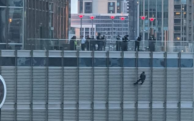 Nam thanh niên treo mình ở tầng 16, yêu cầu được nói chuyện với Tổng thống Trump Ảnh 2